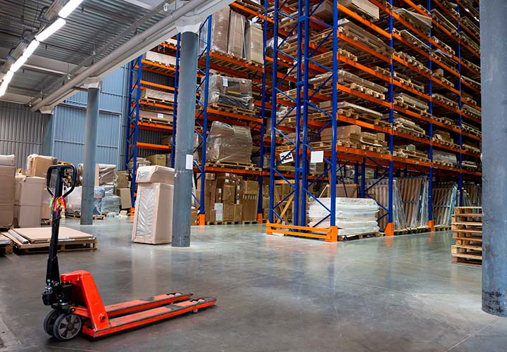 Racks de tarimas y embalajes de madera terminados listos para su distribución en diversas cadenas de suministros de clientes.